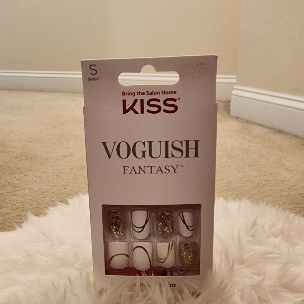 KISS Vogueish Fantasy Gold and White Nails
